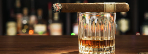 Zigarre auf einem Glas Whiskey