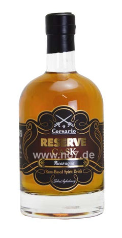 Flasche Corsario Reserve Cask - John Aylesbury 0,5l mit bernsteinfarbenem Rum und elegantem Etikett in Nahaufnahme