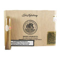 John Aylesbury Santo Domingo Short Robusto Zigarre neben Holzbox mit detailreicher Steuerbanderole.