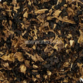 Nahaufnahme des Tabaks John Aylesbury Summer Edition 2025 (100g) mit feiner Schnittmischung in Braun- und Schwarztönen